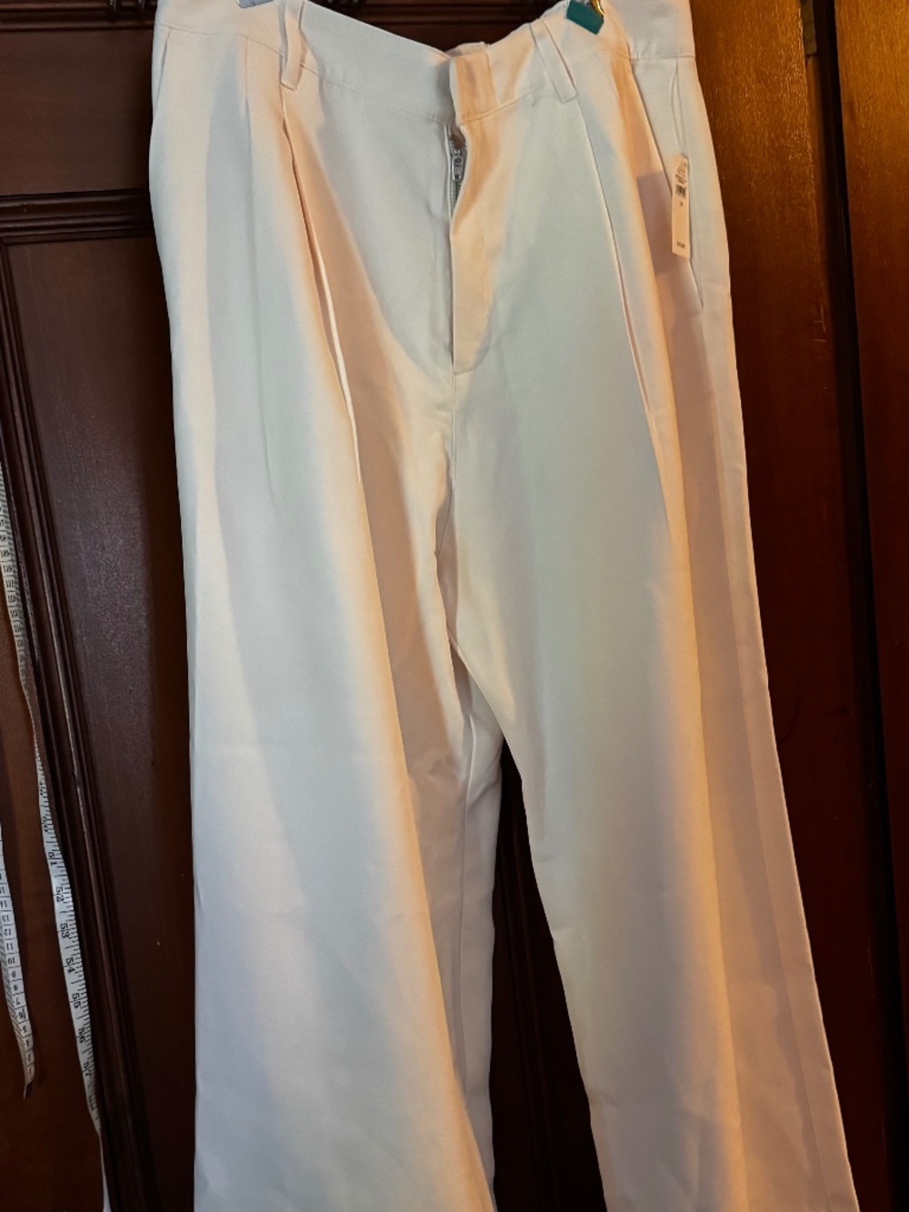 NWT. GAP Dress Trousers. Cream.
